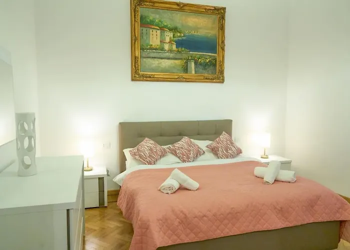 Citylife Brand New Luxury Art Apartment